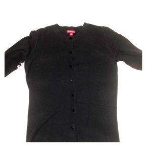 Adorable black 3 quarter length sleeve sweater 🖤